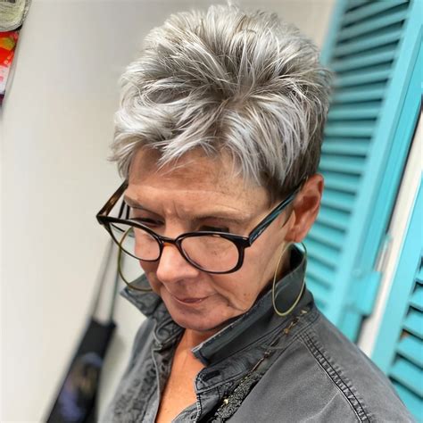 25 Coupes de cheveux femme 50 ans avec lunettes : idées et。